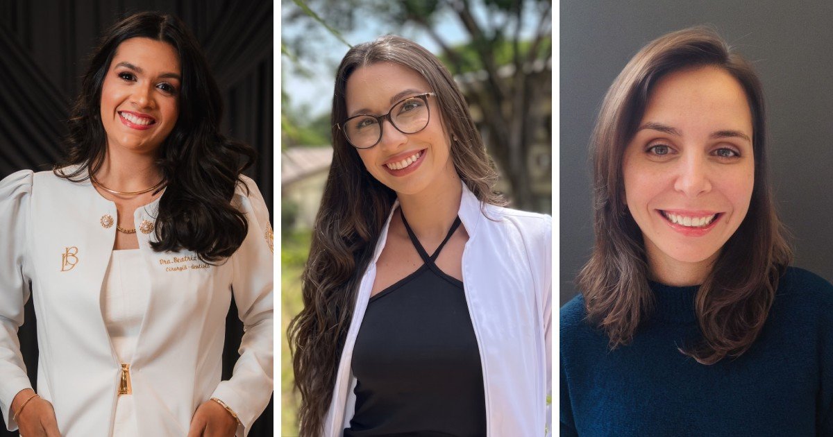 Montagem com três retratos de mulheres, lado a lado, separados por faixas brancas. Todas sorriem e olham para a câmera. À esquerda, uma mulher de cabelos longos, pretos e ondulados veste um jaleco branco com bordados dourados e acessórios da mesma cor, diante de uma cortina preta. No centro, uma mulher de cabelos longos, castanhos e ondulados usa óculos de armação escura, jaleco branco aberto e blusa preta com tiras cruzadas junto ao pescoço. Ao fundo, há árvores desfocadas. À direita, uma mulher de cabelos castanhos na altura dos ombros veste uma blusa azul-escura, diante de uma parede cinza.