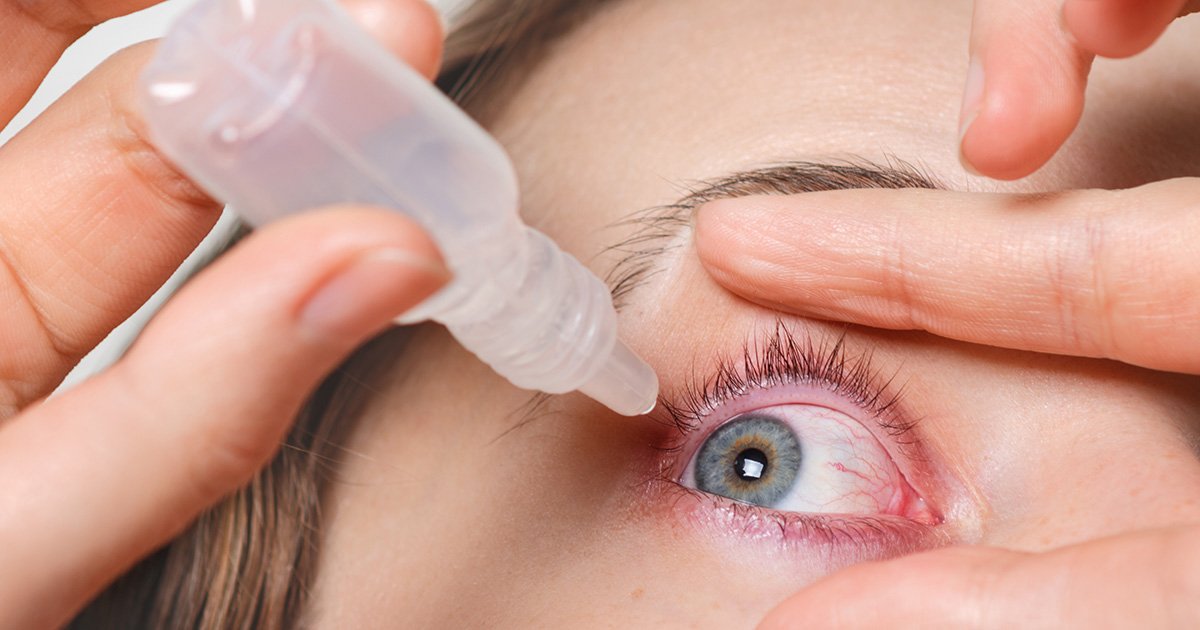 retina. Crédito: Freepik Descrição: mulher pingando colírio no olho