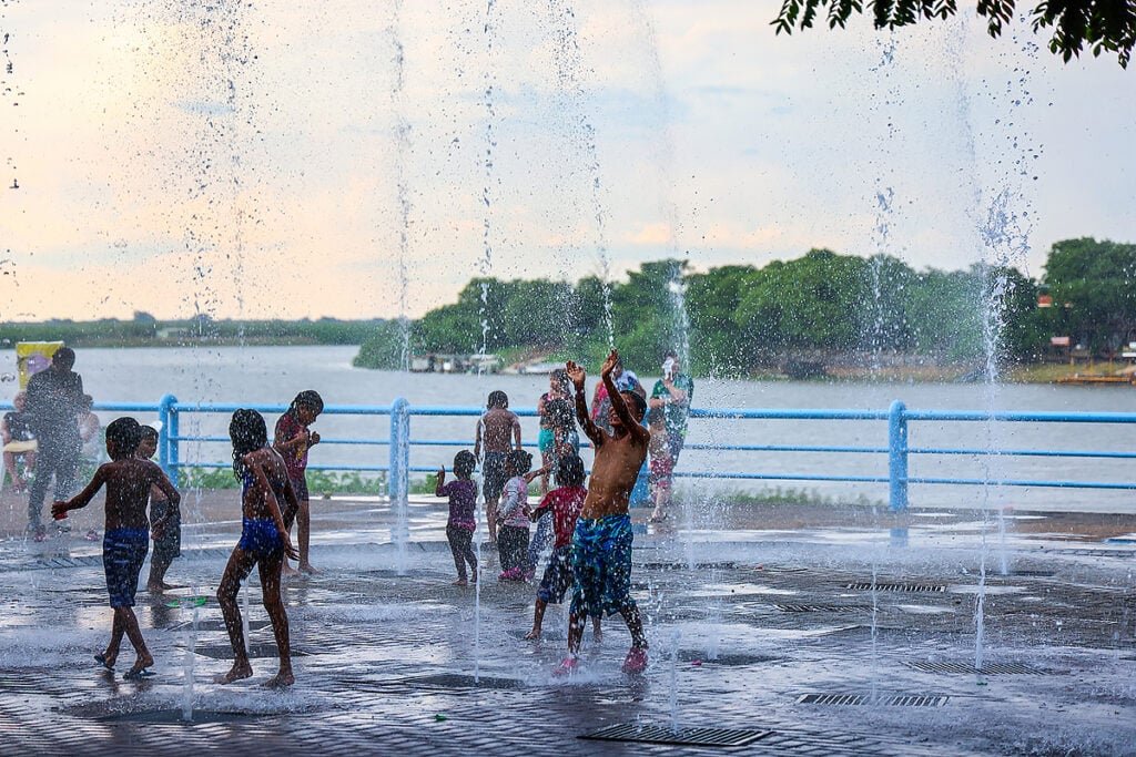 crianças brincando em fonte de água