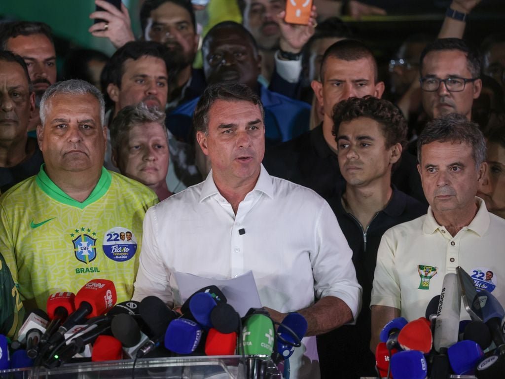Flávio Bolsonaro fala com jornalistas em Brasília após a derrota no 2º turno
