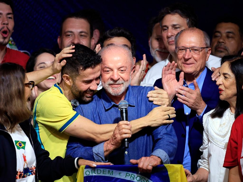 André Janones abraça Lula durante o discurso da vitória, em São Paulo