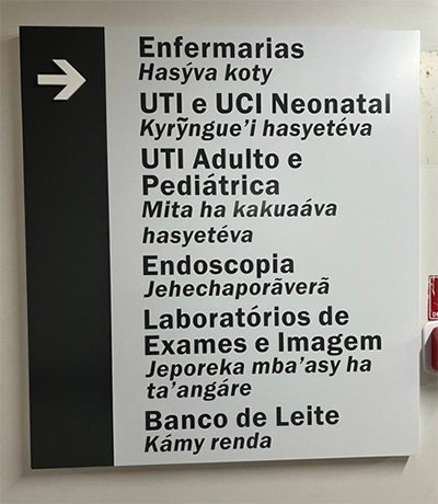 Placa de sinalização hospitalar com indicações, em português e em uma língua indígena, para a Enfermaria, UTI e UCI Neonatal, UTI Adulto e Pediátrica, Endoscopia, Laboratórios de Exames e Imagem e Banco de Leite